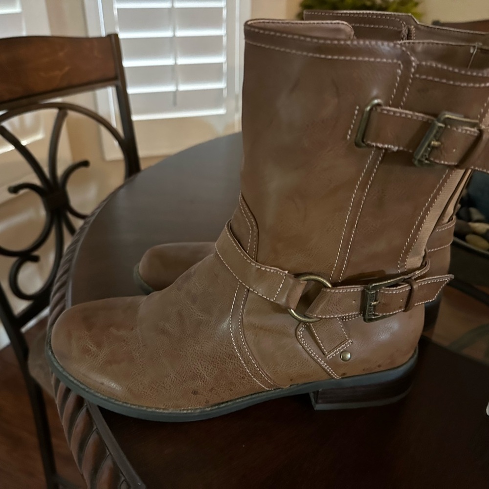 Guess brown leather boots